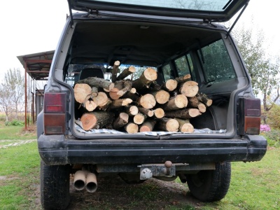 Otwarty bagażnik w trakcie jazdy. Co na to przepisy? Złapiesz się za głowę