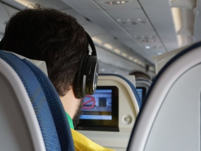 Bez słuchawek nie wychodzimy z domu. W samolocie stają się zagrożeniem