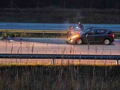 Dwa samochody uderzyły w barierki na S3 pod Zieloną Górą. Ślizgawica na drodze (ZDJĘCIA CZYTELNIKA)