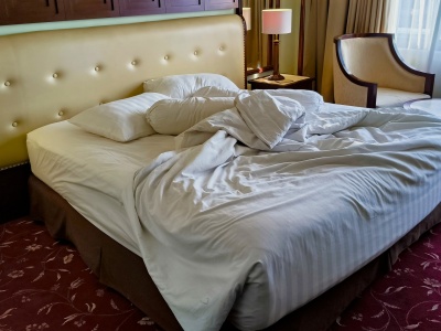 Otrzymał awans do apartamentu prezydenckiego, gdy zajrzał do łóżka — oniemiał