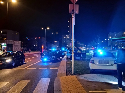 Wspólna realizacja policjantów z Otwocka i komendy stołecznej. Zatrzymanych ośmiu mężczyzn podejrzanych o kradzieże samochodów na terenie całej Polski