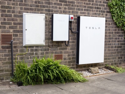 Masowe wymiany magazynów energii Tesli - powodem ryzyko pożarowe