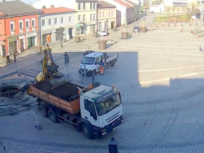 Jawor zniknął, ambrowca wciąż nie widać. Sadzenie drzewa na rynku trwa już ponad tydzień