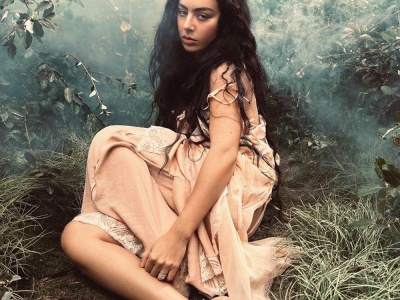 Charli xcx z „Chains Of Love”. Utwór zwiastuje „Wichrowe wzgórza”