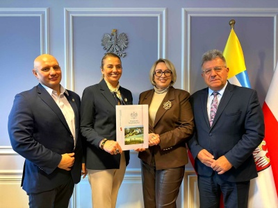 Powiat ostrowiecki ze wsparciem finansowym na remont drogi w miejscowości Małachów–Kolonia