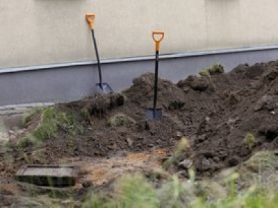 Chłopczyk zakopany żywcem. Matka i babcia przed sądem