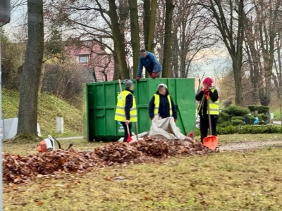 Prawie wszystkie liście spadły z drzew - jesienne sprzątanie Trzebnicy