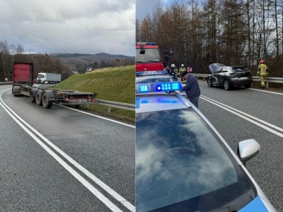 Zderzenie ciężarówki z mazdą na DK19. Naczepa wpadła w poślizg