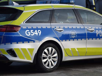 Atak na policjantów i strażaka w mieszkaniu w Sanoku. W lokalu znaleziono ciało kobiety