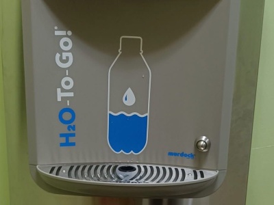 Źródełko z filtrowaną wodą w Szkole Podstawowej w Sułkowicach-Łęgu. Zdrowiej, ekologiczniej, nowocześniej