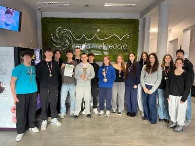 Nie było mocnych na pływaków z II LO Świdnica. Tytuły mistrzowskie i awans do finału Dolnego Śląska