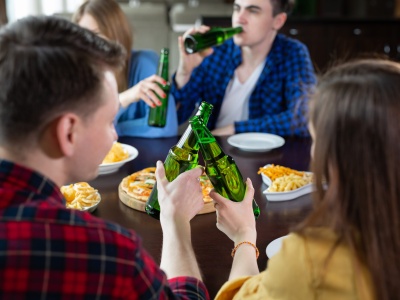 Sejmowy zakaz alkoholu to sygnalizowanie cnoty. Potrzebne są reformy