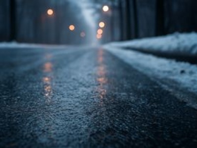 IMGW ostrzega: oblodzenie dróg w piątkowy poranek