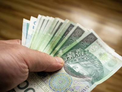 W tych zawodach zarobisz ponad 10 tys. zł bez studiów. Wcale nie musisz wyjeżdżać za granicę