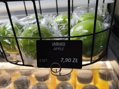 Ile kosztuje jedzenie na krakowskim lotnisku? Jabłko prawie za 8 zł