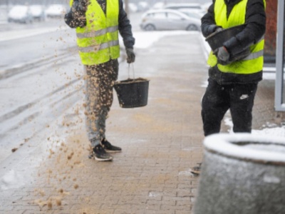 Warszawa gotowa na śnieg. Kiedy spadnie? Do akcji może wyjechać ponad 300 posypywarek i pługów.