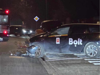 Kierujący przewozem osób wymusił pierwszeństwo i uderzył w bok autobusu. Uszkodzony został zaparkowany Cadillac