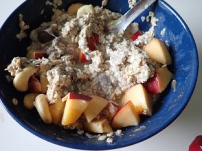 Słodka owsianka bez cukru i bez słodzika? Ten sposób zadziwia i nie chodzi o dżem