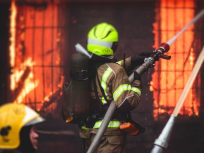 Duży pożar pod Krakowem. W ogniu stanęła hala i autobusy. Ponad 80 strażaków w akcji