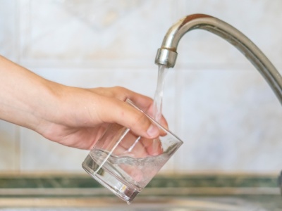 Pijesz fluorowaną wodę i spada ci IQ. W końcu zbadali wielki mit