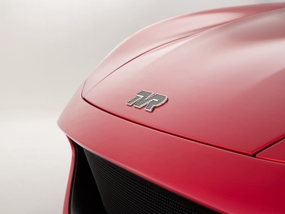 Kultowa marka wraca do gry. Na początek model z pięciolitrowym silnikiem V8