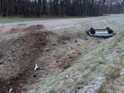 Dachowanie po zderzeniu dwóch aut. Jedna osoba w szpitalu
