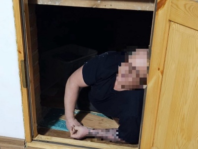 Kraśnik: 45-latek poszukiwany sądowym nakazem ukrył się w schowku na strychu