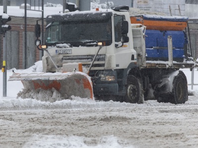 Zima uderzyła, służby działają. W Rzeszowie odśnieżane są najpierw drogi główne, później osiedlowe