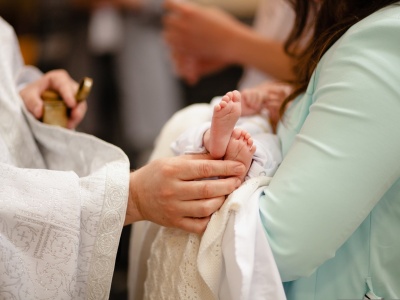 Czy można ochrzcić dziecko poczęte dzięki in vitro? Episkopat wydał komunikat. 