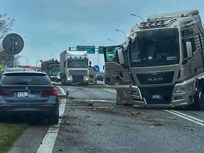 Wypadek na obwodnicy Ostrowa BMW i ciężarówka