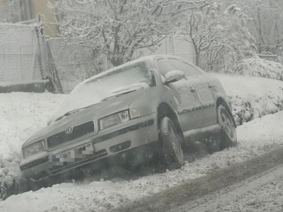 Sypnęło śniegiem. Pierwsze kolizje. Bugaj