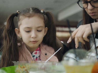 Nigdy nie mów tych słów córce przy stole. Rodzice popełniają ten błąd codziennie