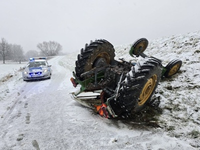 Ciągnik wpadł w poślizg i wywrócił się