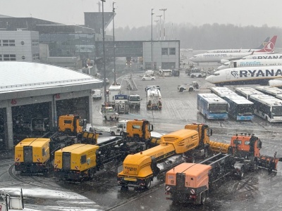 Akcja Zima w Kraków Airport. 39 pojazdów w gotowości, topiarka do śniegu i 77 pracowników