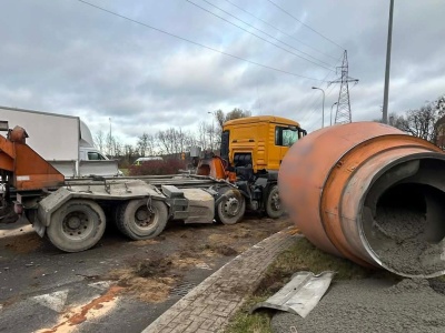 Gruszka betoniarki spadła na rondzie w Olsztynie. Konsekwencje są poważne