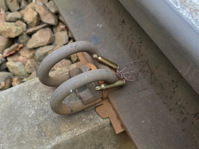 Kolejny incydent na torach. Przymocowane naboje