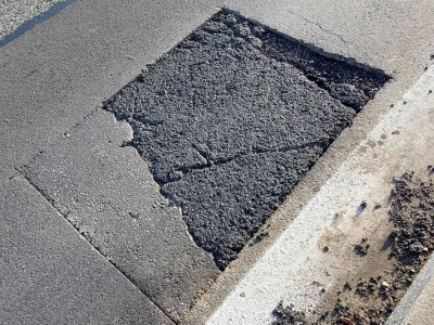 Ogromna wyrwa w nawierzchni S1, zniszczonych siedem samochodów