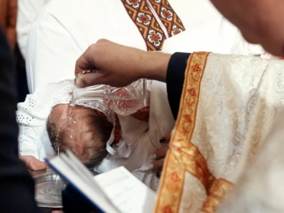 Episkopat: Chrzest dziecka z in-vitro? Tak, ale chrzestnym nie może być gej