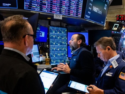 Wall Street pod presją. Technologia ciągnie indeksy w dół, inwestorzy czekają na sygnały z Fed