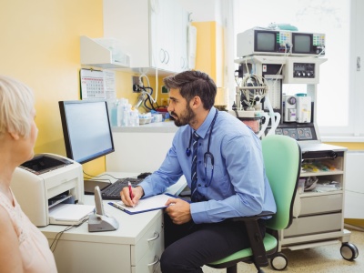 Polacy coraz częściej na zwolnieniach lekarskich. Dominuje jedna grupa pracowników