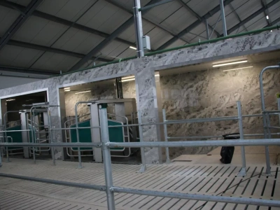 Postawili oborę przyszłości w 11 miesięcy. Będzie aż 6 robotów udojowych