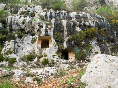 Starożytne groby i ruiny pałacu. To miejsce hipnotyzuje