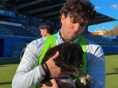 Wyjątkowe obrazki na hiszpańskim stadionie. Piłkarz wsparł szczytną akcję
