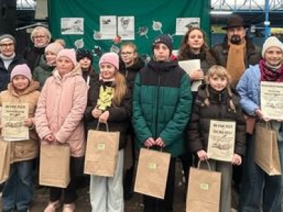 Poezja na targowisku – gdy wiersze brzmią między straganami z kapustą i marchewką