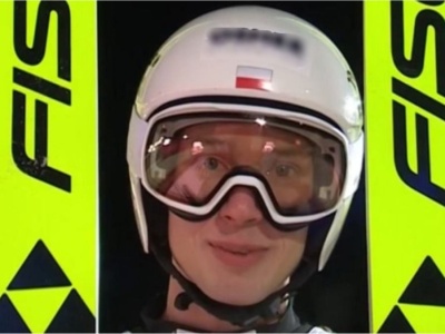 Tylko spójrz, co na kasku miał polski skoczek. Ramię w ramię ze Świątek