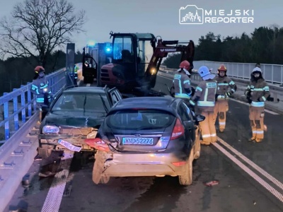 Poranne domino na wiadukcie. Zderzyły się trzy pojazdy, tym pojazd wiozący na przyczepce koparkę