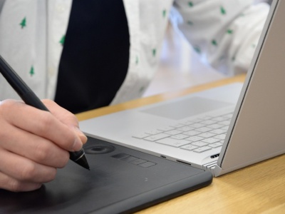 Patroni wspierają twórcę online. Twarde stanowisko skarbówki