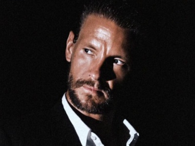 Sebastian Fabijański zaskakuje. Chce zaśpiewać na czyimś weselu — i to zupełnie za darmo!