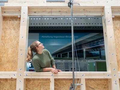 10 tysięcy ton nacisku i zaskakujący wynik testu. Drewniane ściany z oknami są silniejsze niż myśleliśmy