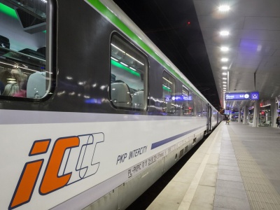 Jechała pociągiem do Krakowa. 